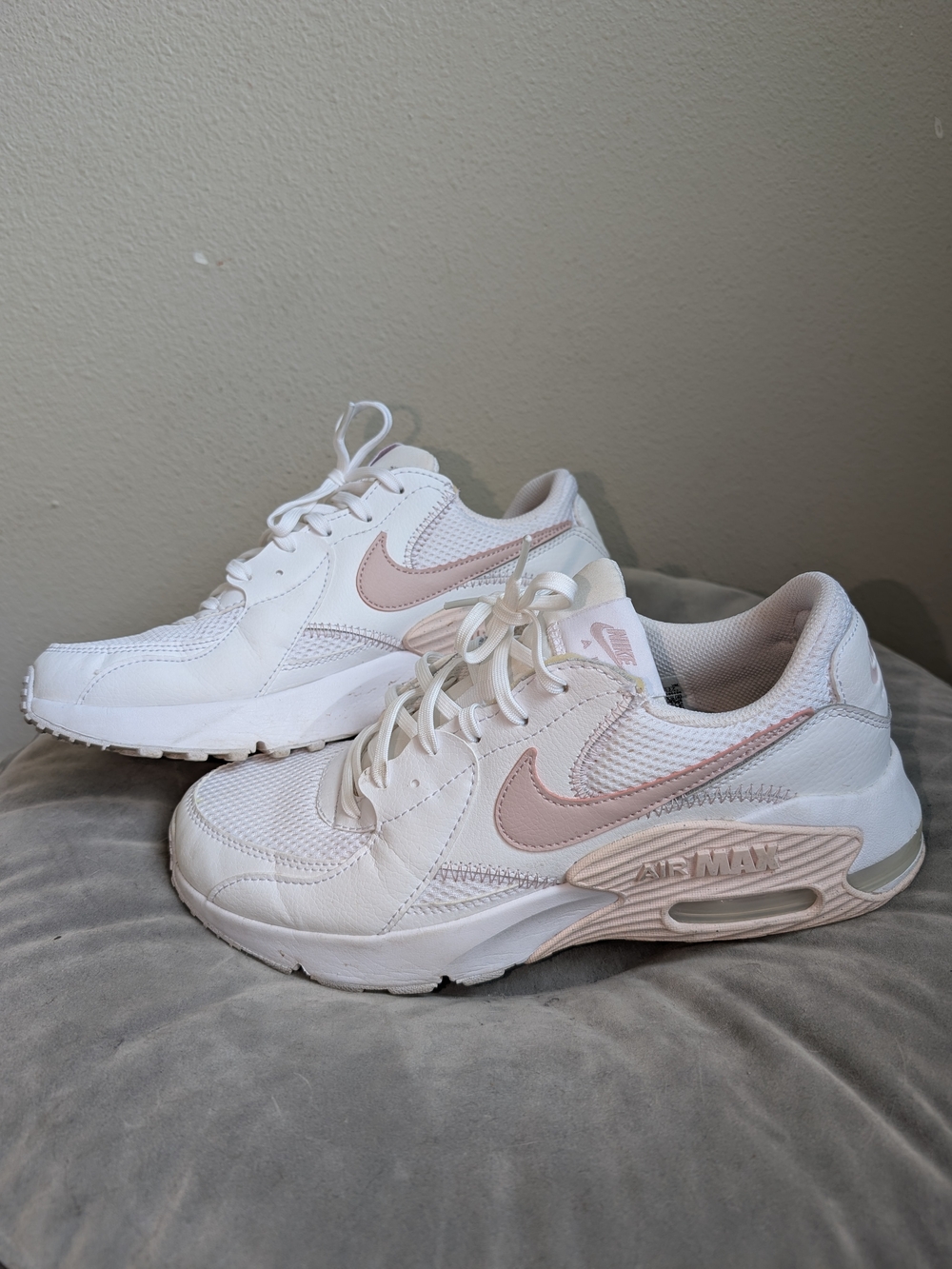Nike Women's White and Light Pink Air Max Sneakers Size 9.5